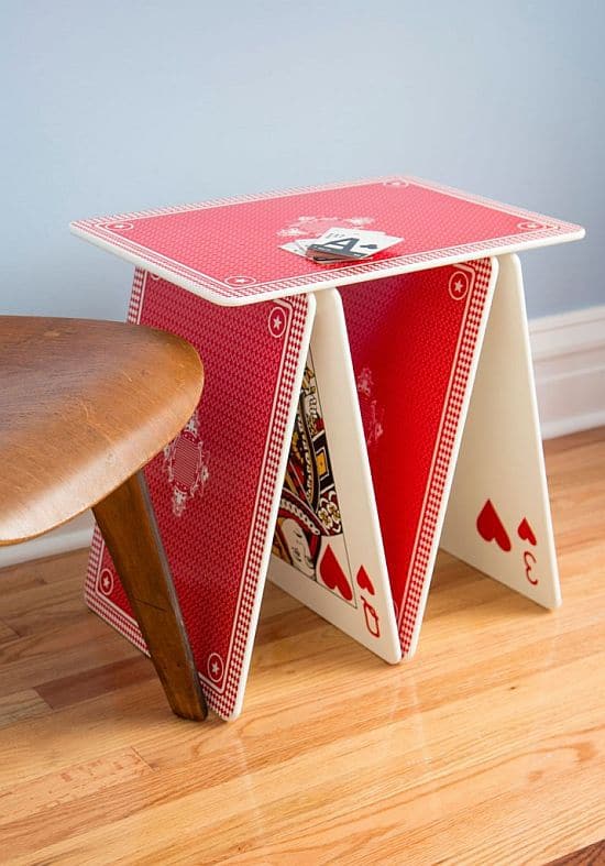 Карточный столик. Столик для карточных игр. Карты на столе. Маленький карточный столик из дерева.
