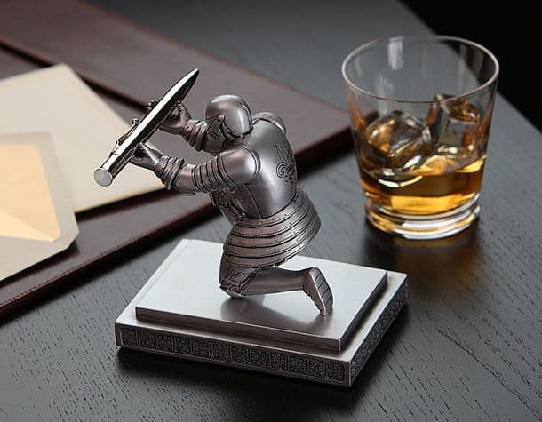 Bowing Knight Pen Holder