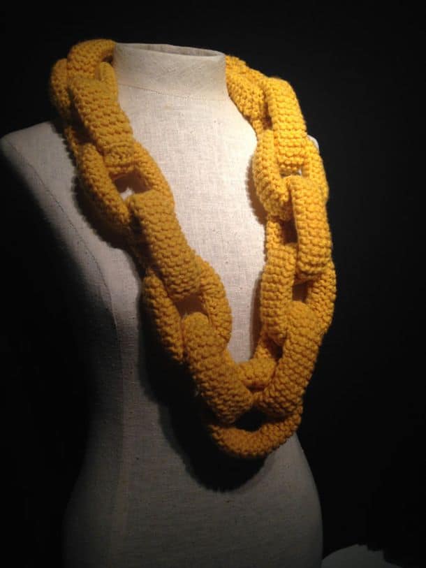 Вязаный шарф в виде цепочки от Emily Cain