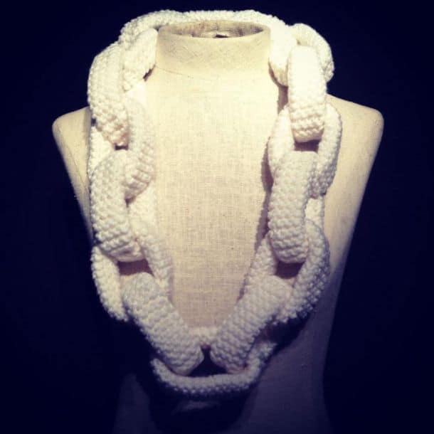 Вязаный шарф в виде цепочки от Emily Cain