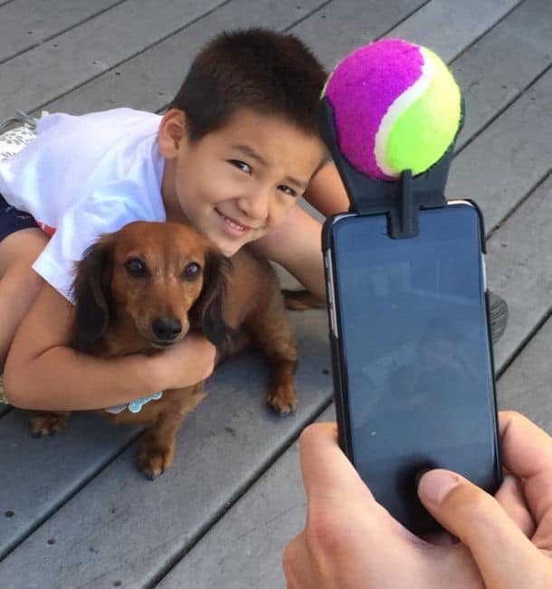 Насадка на смартфон Pooch Selfie для облегчения фотографирования собак