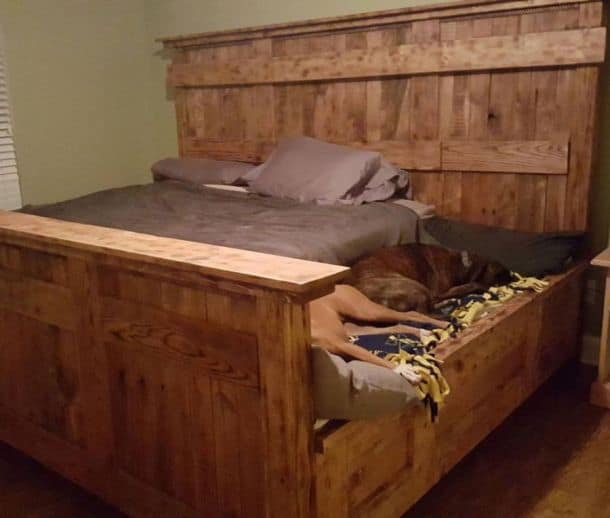 Двуспальная деревянная кровать с секцией для собак
