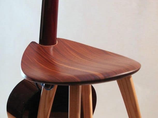 Деревянный стул с интегрированной подставкой для гитары