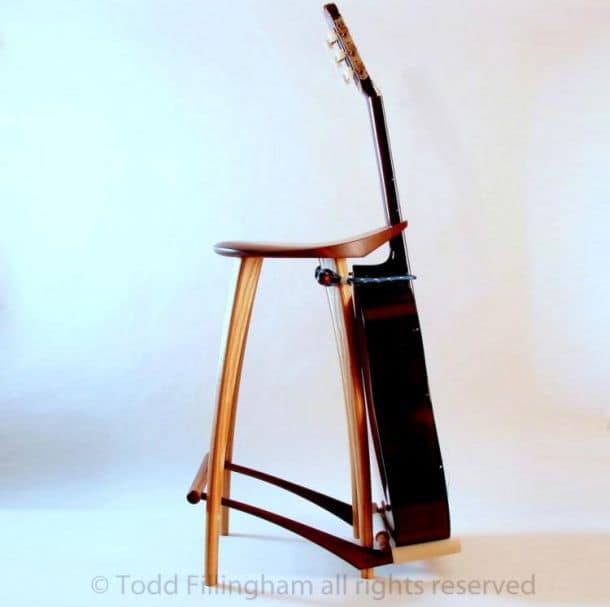 Деревянный стул с интегрированной подставкой для гитары