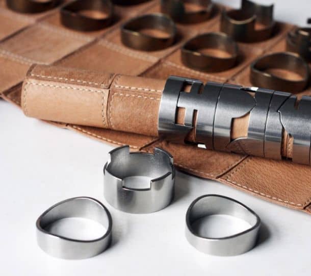 Комплект металлических шахмат RawStudio с кожаным полем