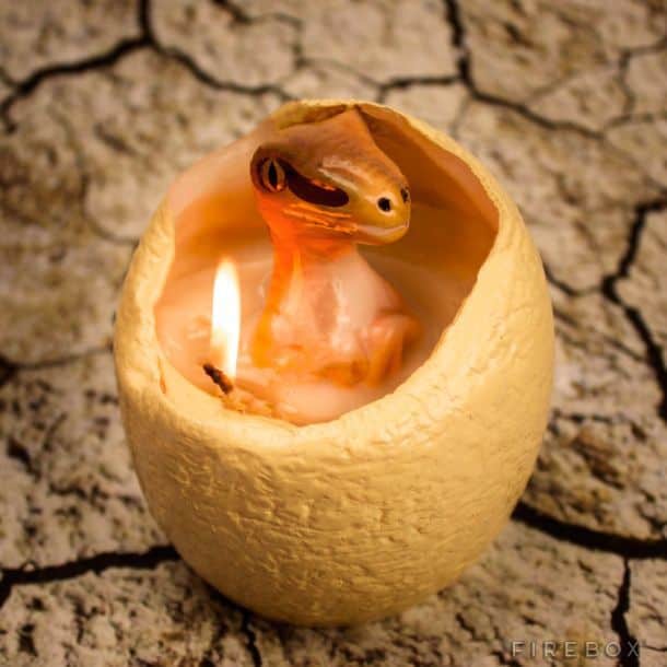 Свеча в виде яйца динозавра