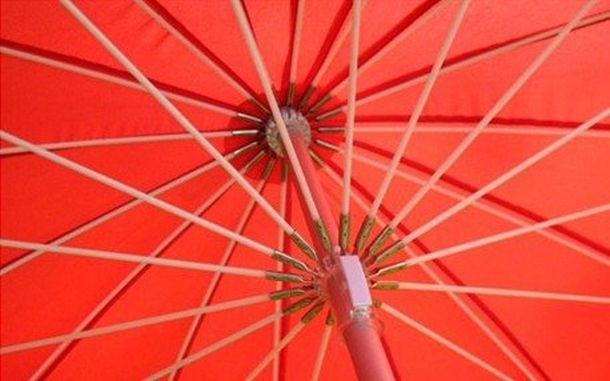 Зонтик в форме красного сердечка