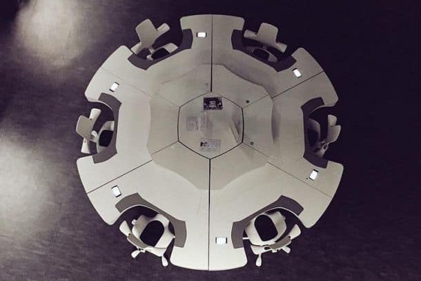 Модульная офисная мебель Ergon с шестью умными столами