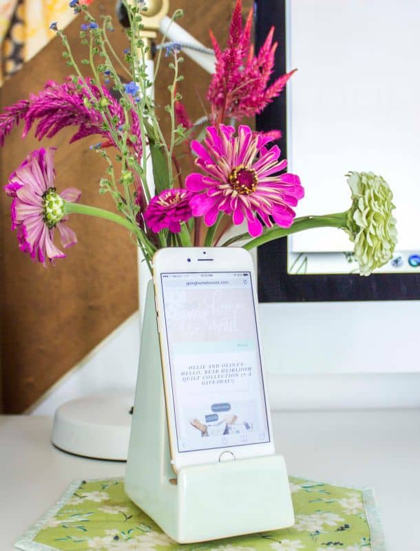 Цветочная ваза-док для смартфонов