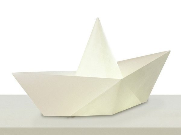 Настольная лампа в форме бумажного кораблика