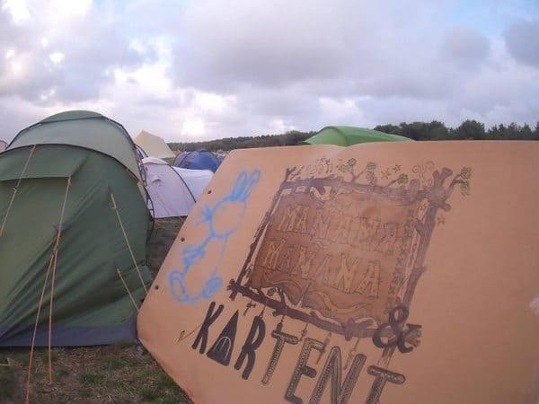 Фестивальная палатка из картона KarTent