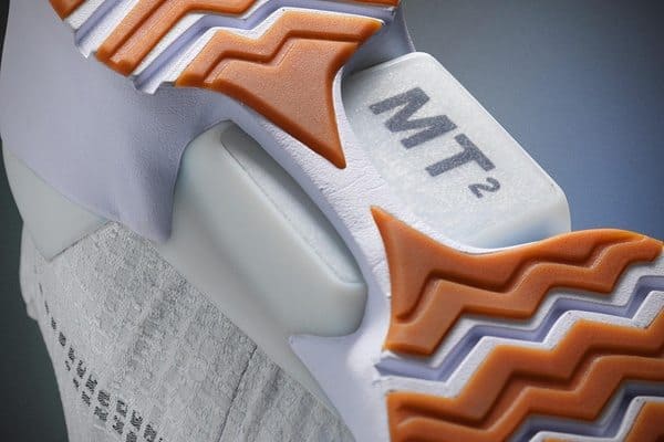 Кроссовки с автоматической шнуровкой от Nike