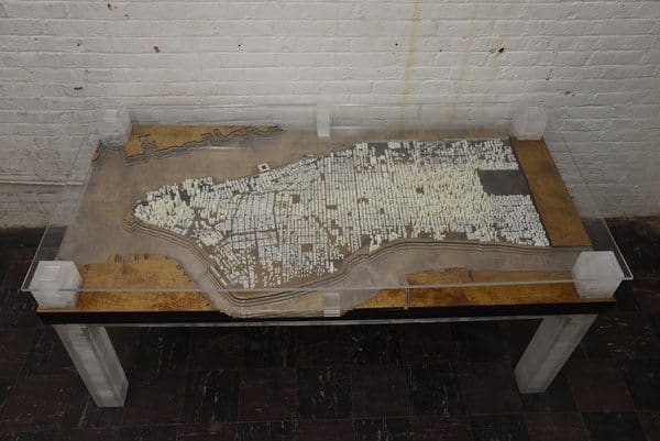 Стеклянный стол с детальной моделью Манхэттена