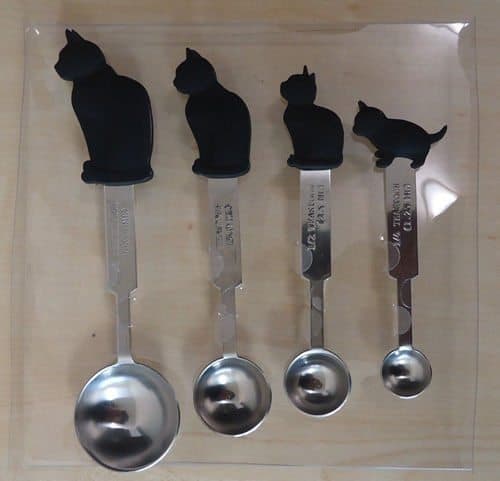 Набор мерных ложек, украшенных фигурками кошек