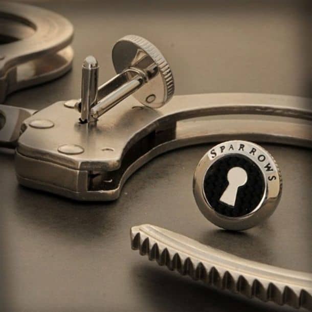 Запонки с универсальным ключом для наручников UNCUFF