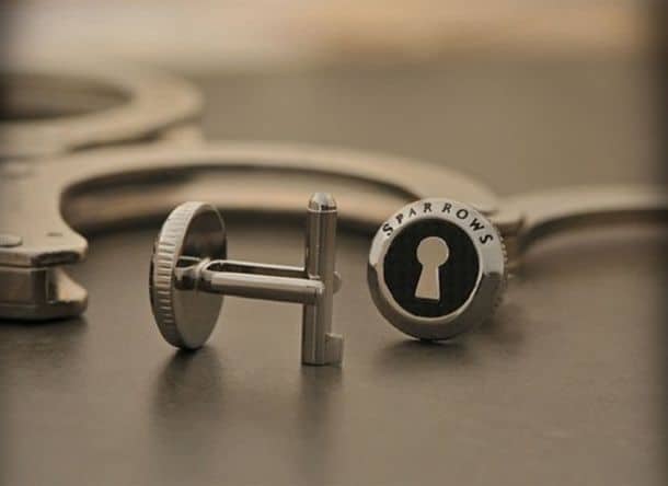 Запонки с универсальным ключом для наручников UNCUFF