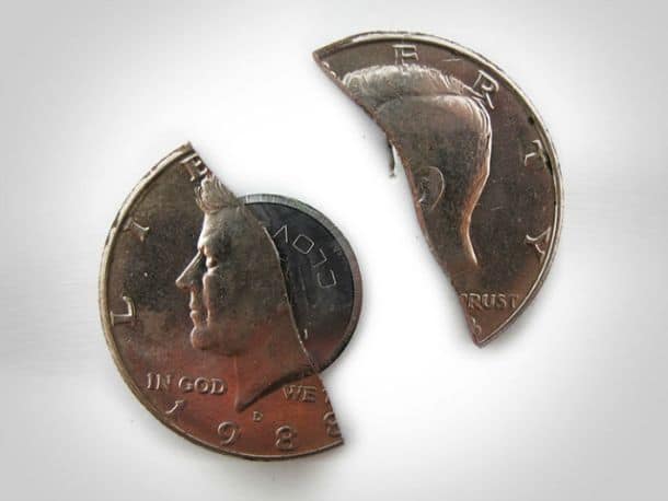 Портативный нож в виде 50-центовой монеты