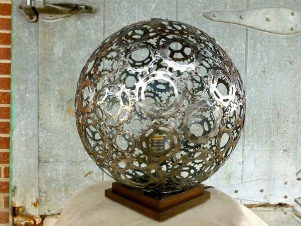 Сферическая лампа из велосипедных шестерёнок