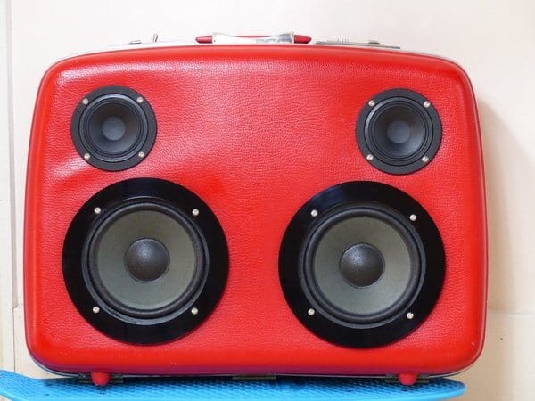 Бумбокс в форме винтажного чемодана Red Ted