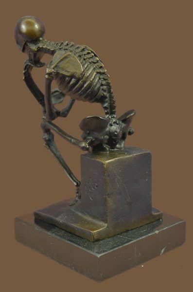 Миниатюрная скульптура думающего скелета