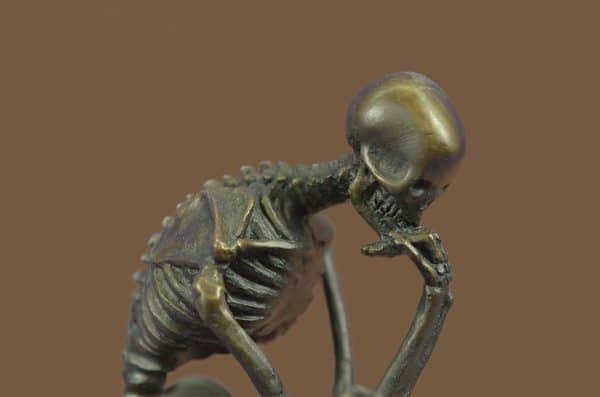Миниатюрная скульптура думающего скелета
