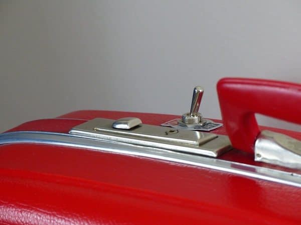 Бумбокс в форме винтажного чемодана Red Ted