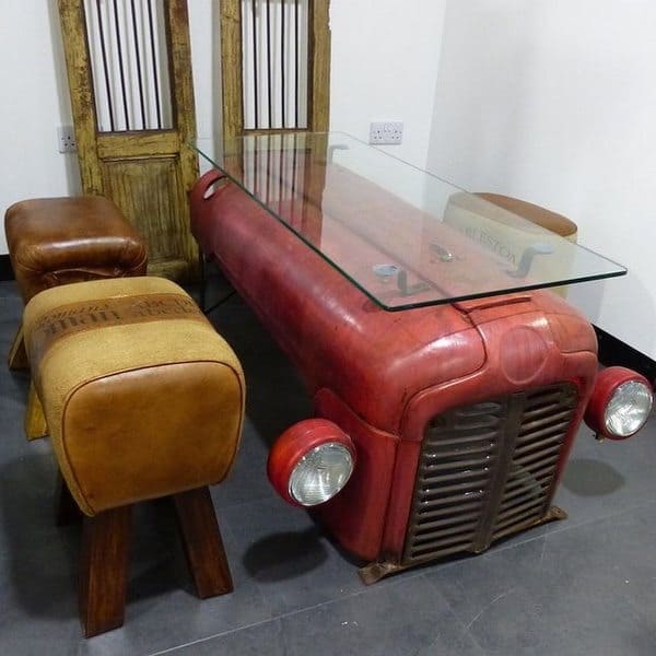Кофейный столик в форме капота трактора Massey Ferguson