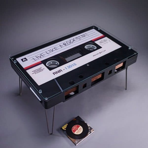 Кофейный столик в виде старой аудиокассеты