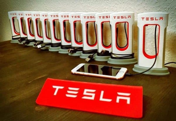 Устройство для подзарядки гаджетов в виде зарядной колонки Tesla