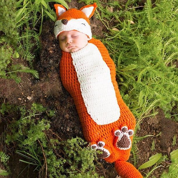 Вязаный костюм лисички для новорожденных