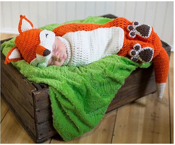 Вязаный костюм лисички для новорожденных