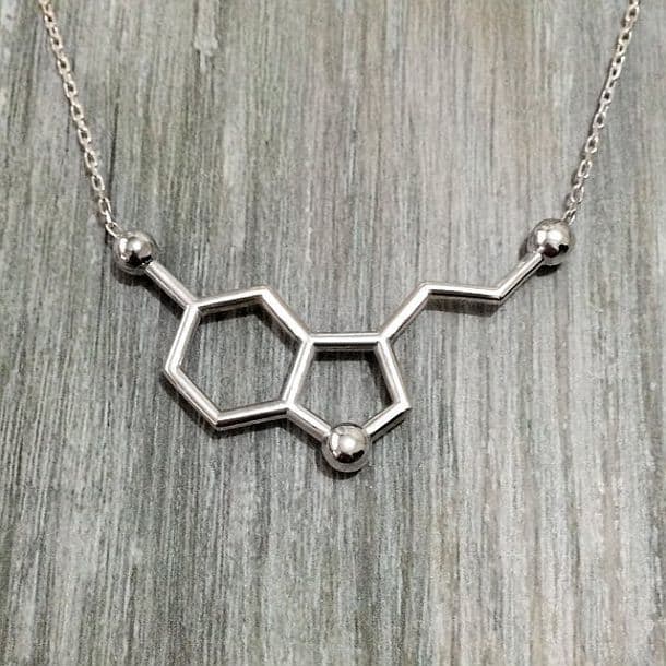 Ожерелье в виде молекулы серотонина