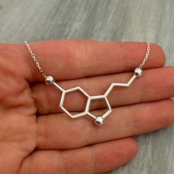 Ожерелье в виде молекулы серотонина