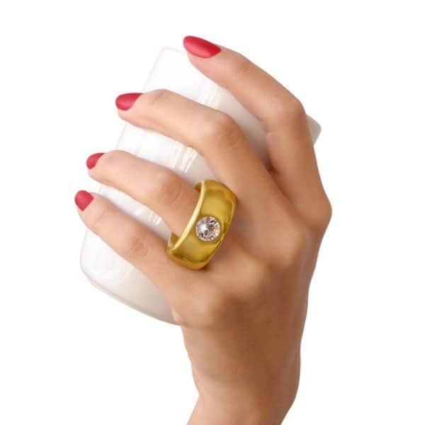 Кружка с ручкой в виде золотого кольца с бриллиантом