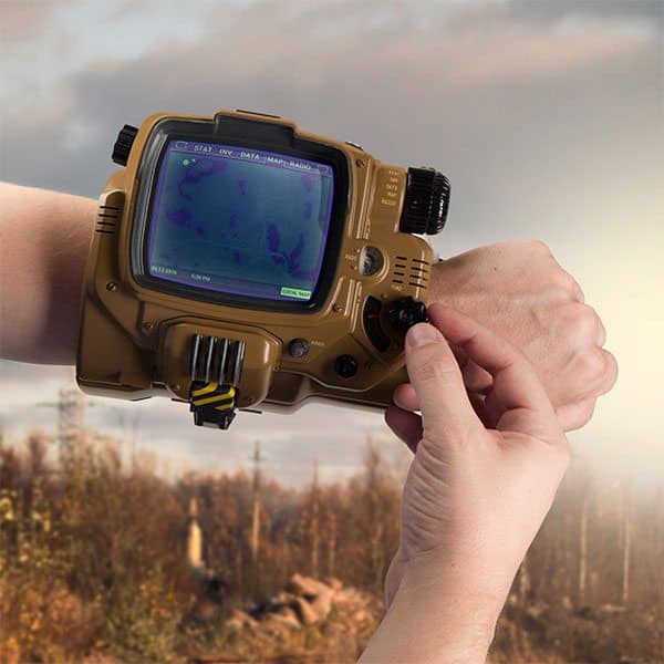 Реплика компьютера-браслета Pip-Boy из Fallout