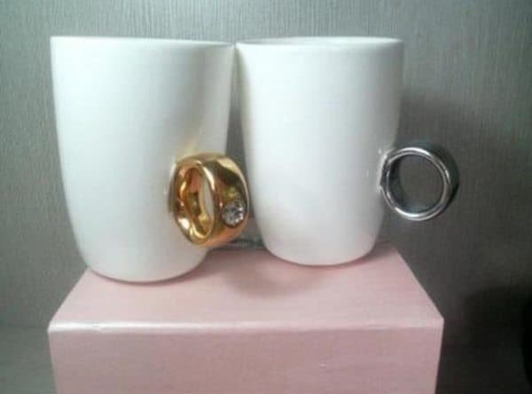 Кружка с ручкой в виде золотого кольца с бриллиантом