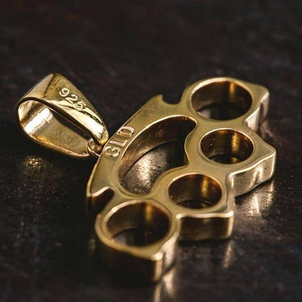 Золотое ожерелье в виде миниатюрного кастета от Han Cholo