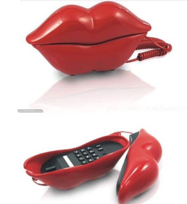 Красный телефонный аппарат в форме губ
