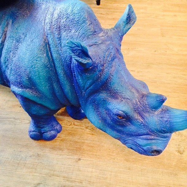 Ретро журнальный столик в виде носорога