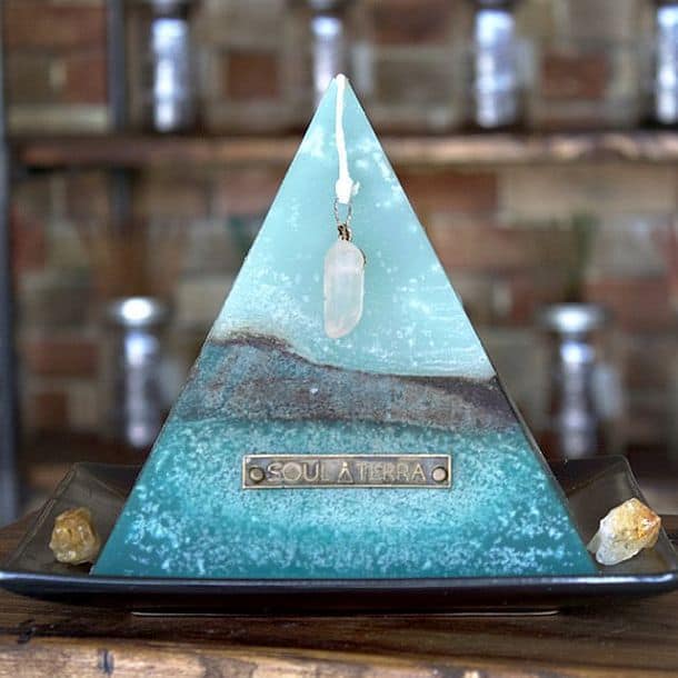 Свеча в форме пирамиды с кристаллом «Городской монах»