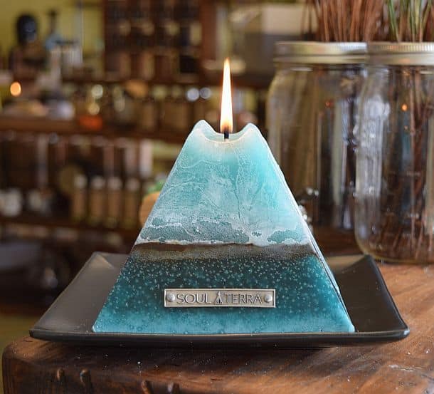 Свеча в форме пирамиды с кристаллом «Городской монах»