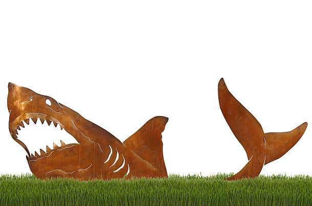 Скульптура в виде акулы