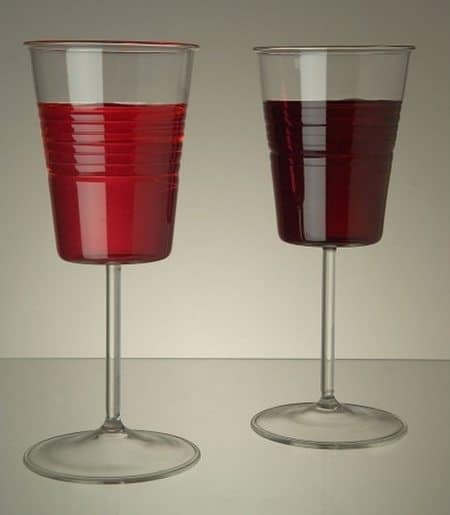Бокалы для вина в виде пластиковых стаканчиков