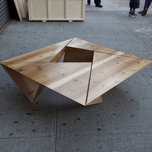 Кофейный столик из треугольных модулей