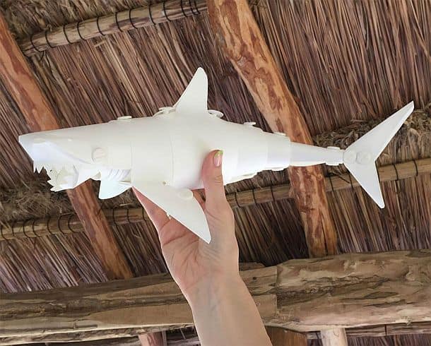 Пластиковая модель дайвера и акулы
