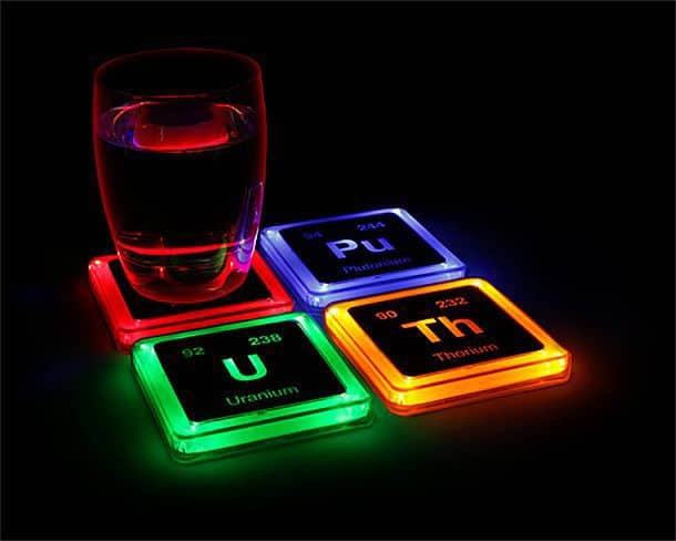 Набор светящихся костеров с символами радиоактивных химических элементов