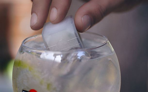 Умный куб Martini для контроля за количеством напитков в бокалах