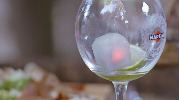 Умный куб Martini для контроля за количеством напитков в бокалах