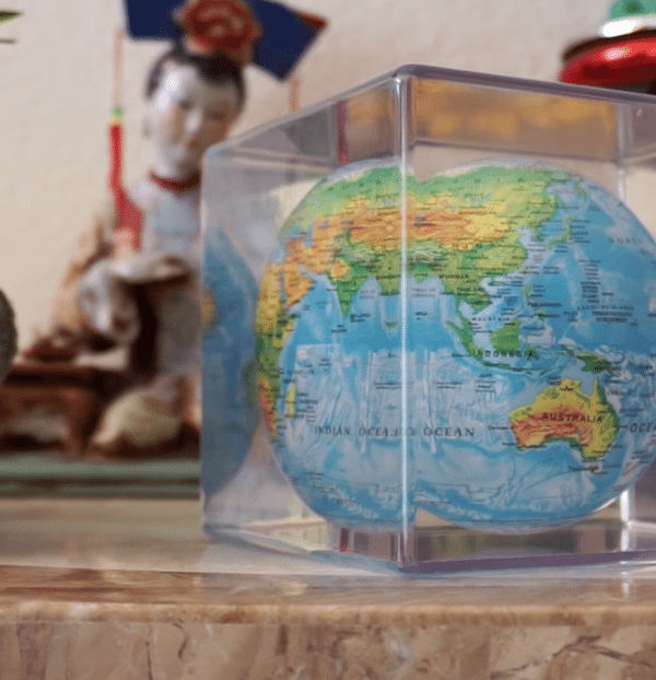 Глобус в прозрачном кубе Mova