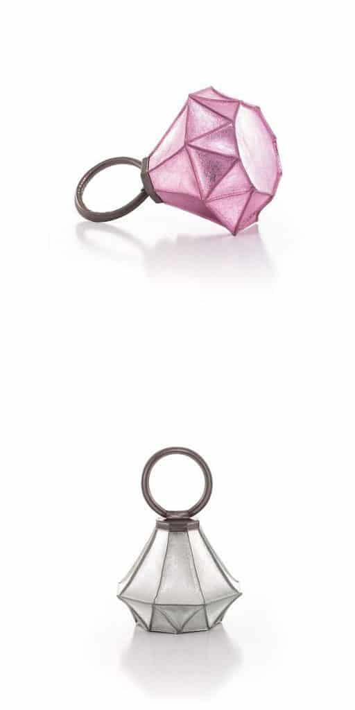 Женская сумочка в форме кольца с бриллиантом